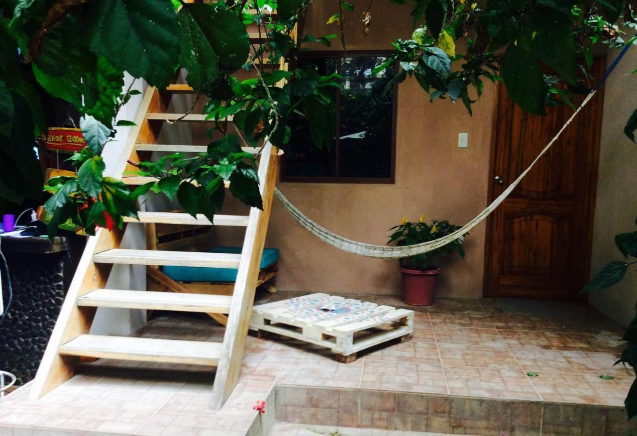Hostal Moai Монтаньита Экстерьер фото